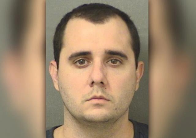 沃尔玛|枪杆子硬！美沃尔玛顾客让男子戴口罩，谁料对方直接掏枪：我不戴