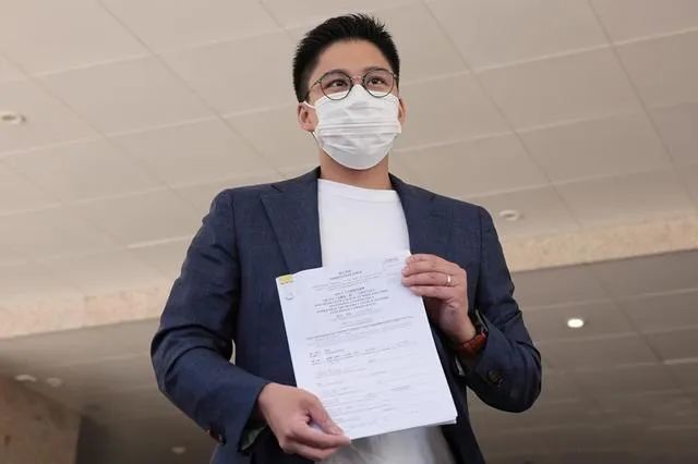 郭晶晶|郭晶晶终于打扮了！霍启刚选举女方精致露面，夫妻十指紧扣很甜蜜