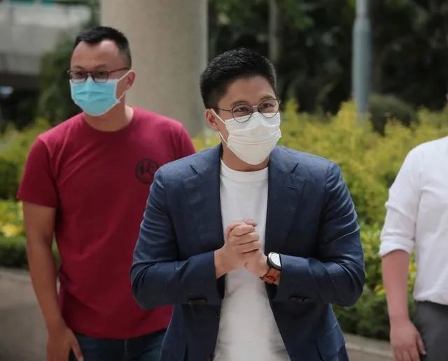 郭晶晶|郭晶晶终于打扮了！霍启刚选举女方精致露面，夫妻十指紧扣很甜蜜