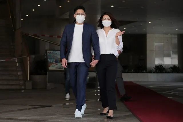 郭晶晶|郭晶晶终于打扮了！霍启刚选举女方精致露面，夫妻十指紧扣很甜蜜