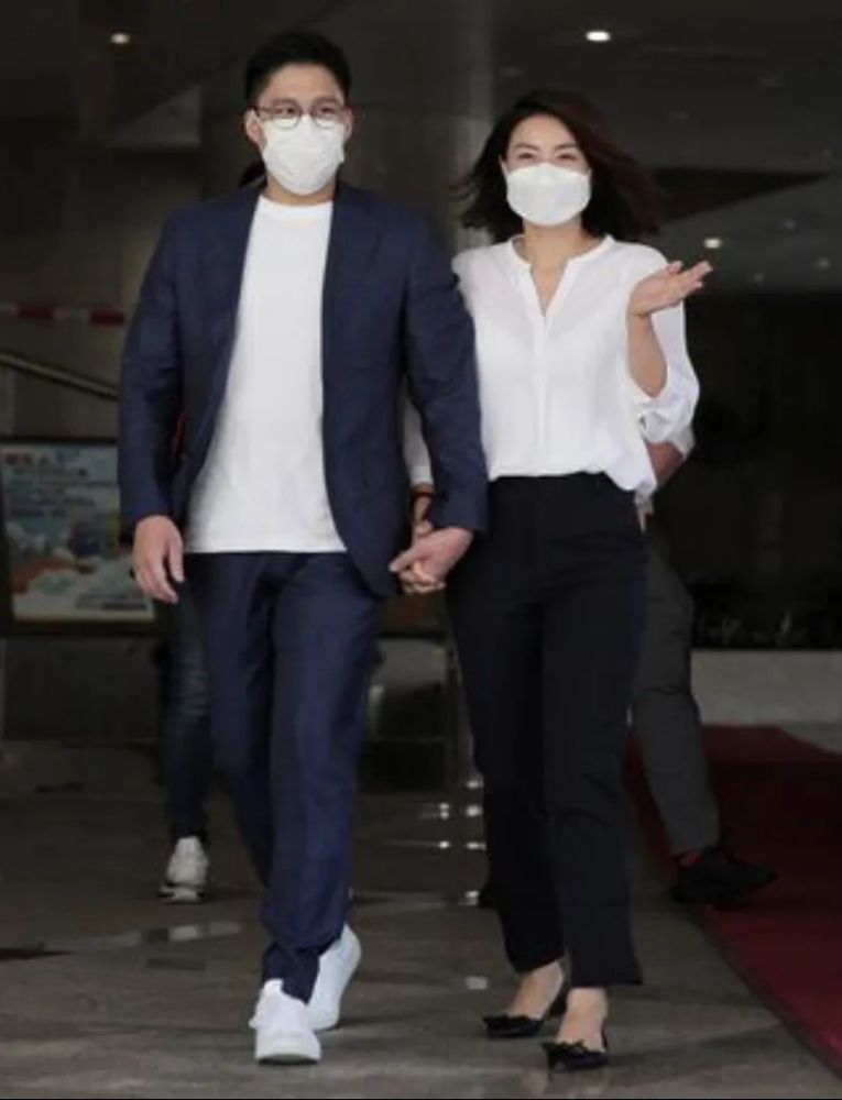 郭晶晶|郭晶晶终于打扮了！霍启刚选举女方精致露面，夫妻十指紧扣很甜蜜