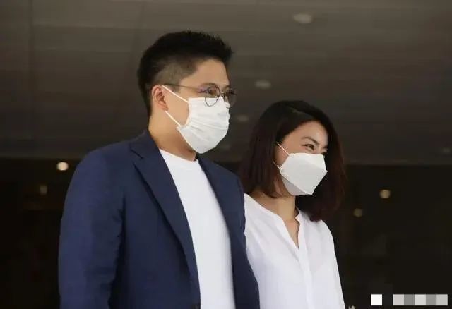 郭晶晶|郭晶晶终于打扮了！霍启刚选举女方精致露面，夫妻十指紧扣很甜蜜