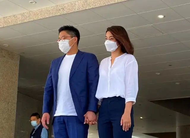 郭晶晶|郭晶晶终于打扮了！霍启刚选举女方精致露面，夫妻十指紧扣很甜蜜