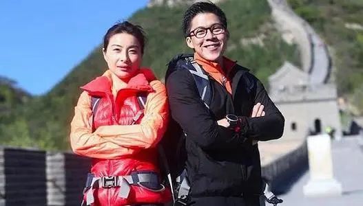 郭晶晶|郭晶晶终于打扮了！霍启刚选举女方精致露面，夫妻十指紧扣很甜蜜