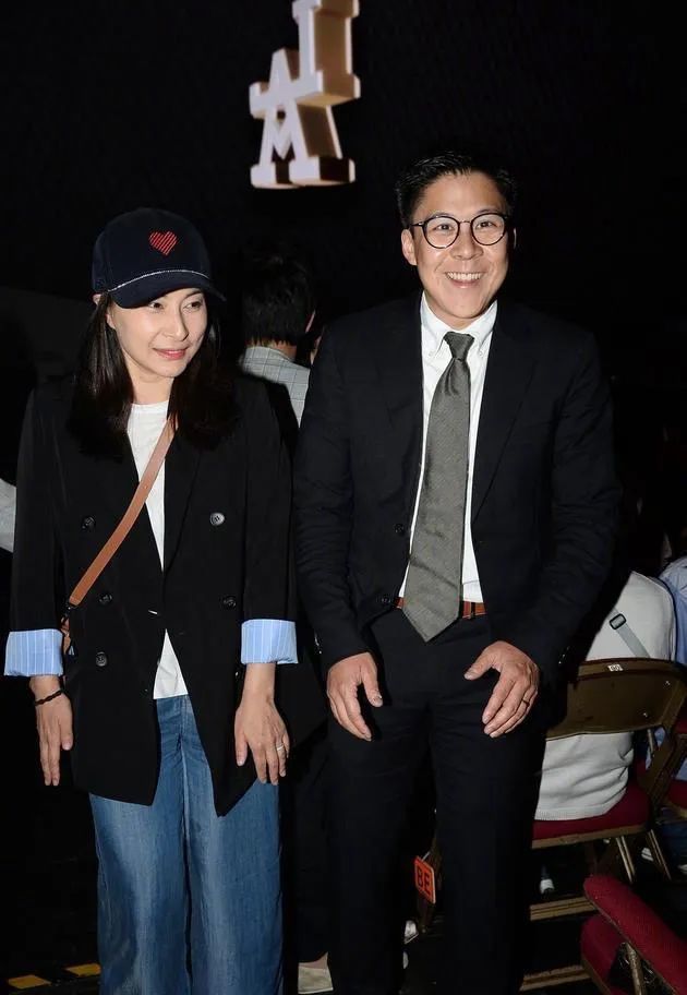 郭晶晶|郭晶晶终于打扮了！霍启刚选举女方精致露面，夫妻十指紧扣很甜蜜