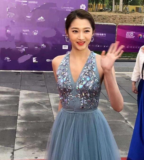 迪丽热巴|路人镜头下的女星们，没有了美颜和PS，她们还真美不起来