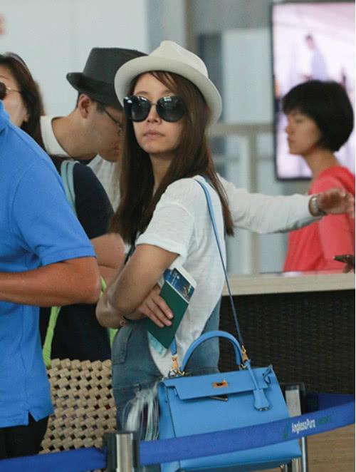 迪丽热巴|路人镜头下的女星们，没有了美颜和PS，她们还真美不起来