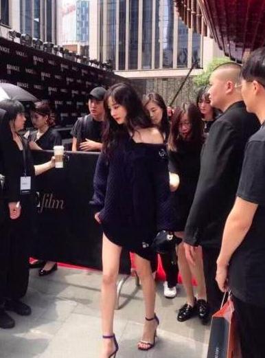 迪丽热巴|路人镜头下的女星们，没有了美颜和PS，她们还真美不起来