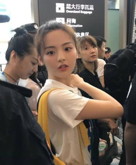 迪丽热巴|路人镜头下的女星们，没有了美颜和PS，她们还真美不起来