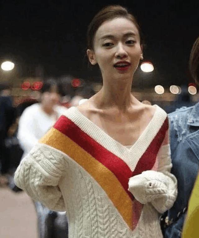 迪丽热巴|路人镜头下的女星们，没有了美颜和PS，她们还真美不起来