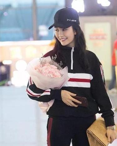 迪丽热巴|路人镜头下的女星们，没有了美颜和PS，她们还真美不起来