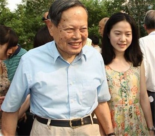 杨振宁|98岁杨振宁回忆：自从我加入美籍定居美国后，父亲始终没有原谅我