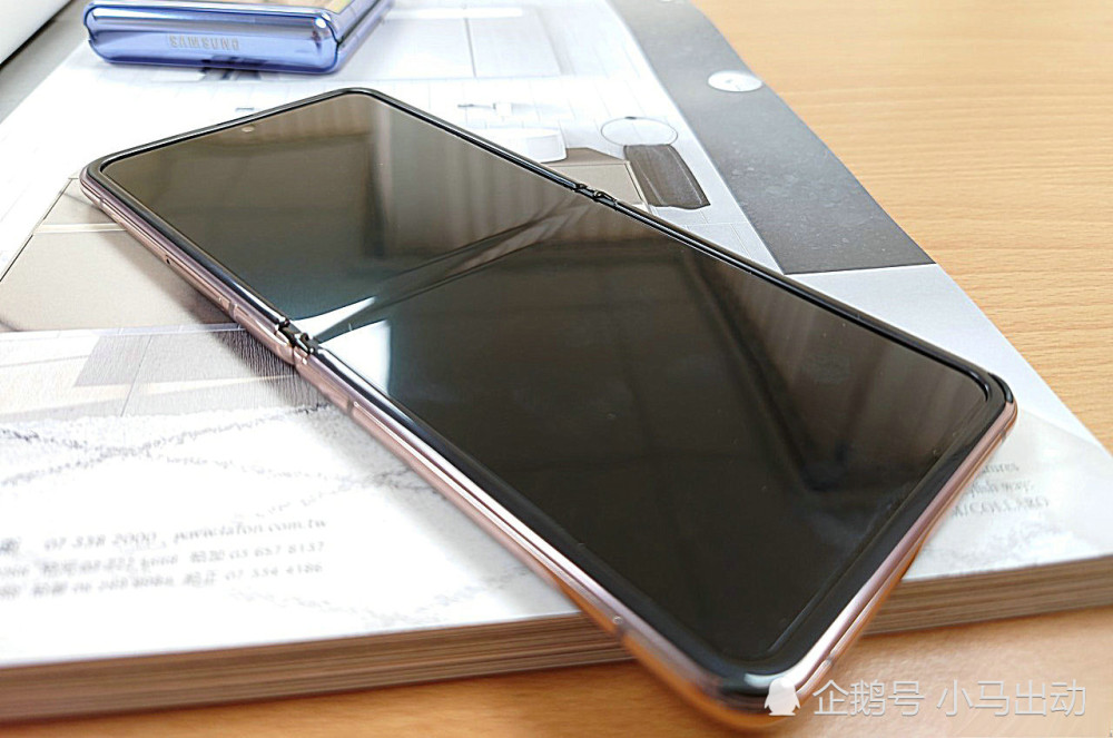 三星galaxy z flip 5g抢先看,虽有折痕也超美!