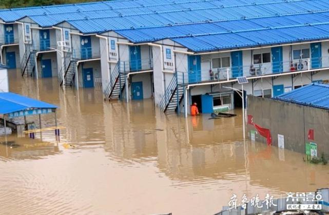 工地被淹50余人被困,消防员乘船五小时救援
