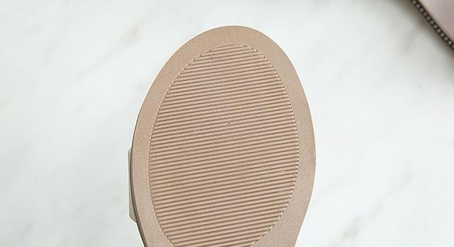 嫌高跟鞋脚疼,又觉得平底太矮,这款有点跟的凉鞋陪伴你清新度夏