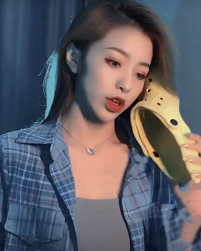 刘思瑶为圈粉拿拖鞋当电话,粉丝却在关注脸上妆容,略微有些心疼