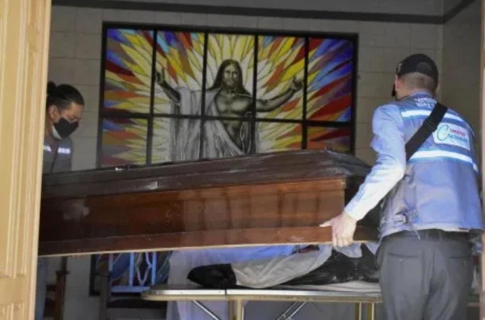 玻利维亚_社会|玻利维亚警察街头处理数百具尸体，均是因新冠丧生的人们