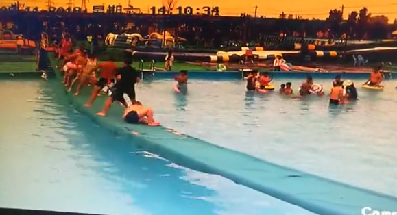 下桥|网红“晃桥”出事了 女子被晃下桥摔成十级伤残