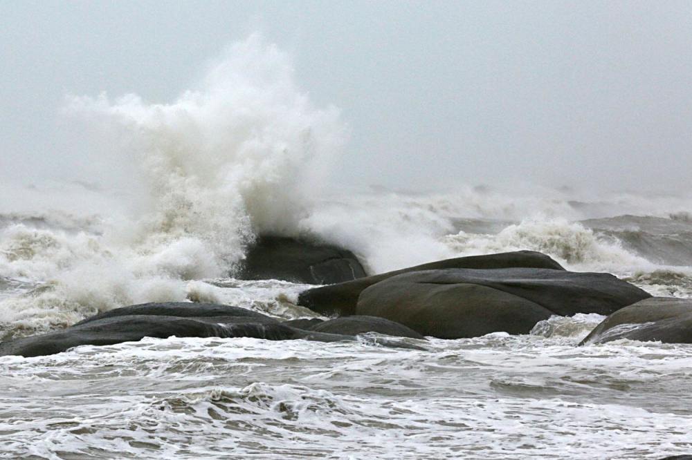 台风|了不起的工程，台风来袭就自动缩进海里的庞然大物，像科幻电影的场景