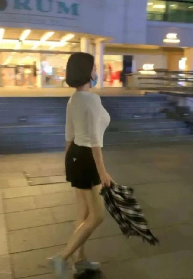 许晴|51岁许晴身材近照流出：这个细节，出卖了你的生活层次