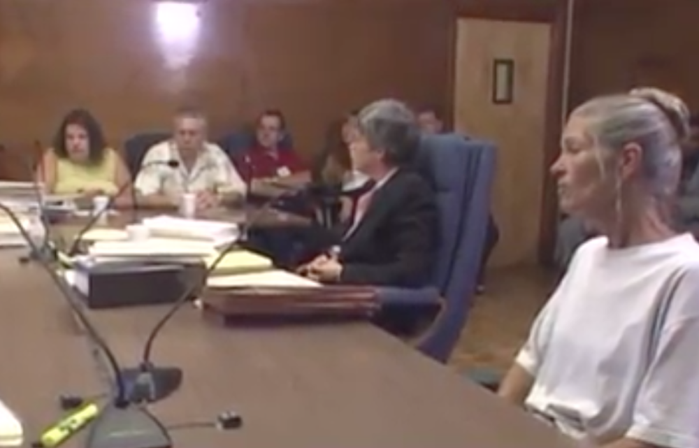 莱斯利·冯·霍顿|美国女子追随“杀人狂”曼森，19岁时残害陌生夫妇，现满头白发等待假释