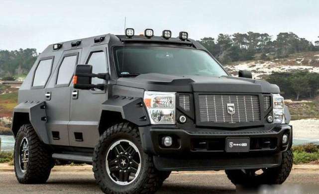 山东一辆巨型越野车,一个车轮20万,备胎藏有亮点