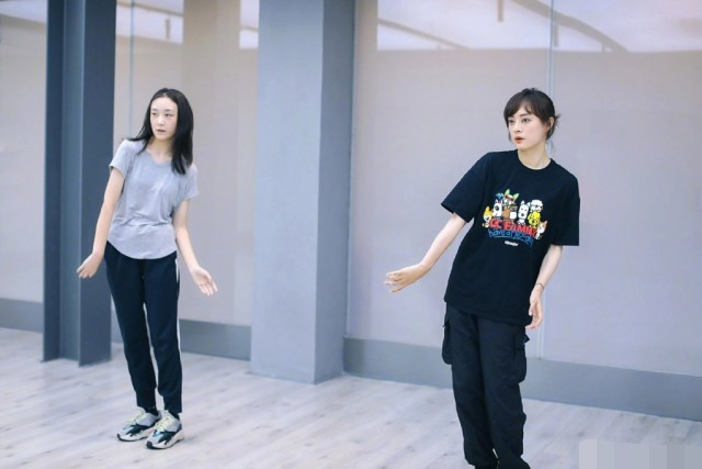 孙俪|孙俪再与妹妹跳舞，孙艳披头散发脸刷白，被吐槽体力不好缺韵律