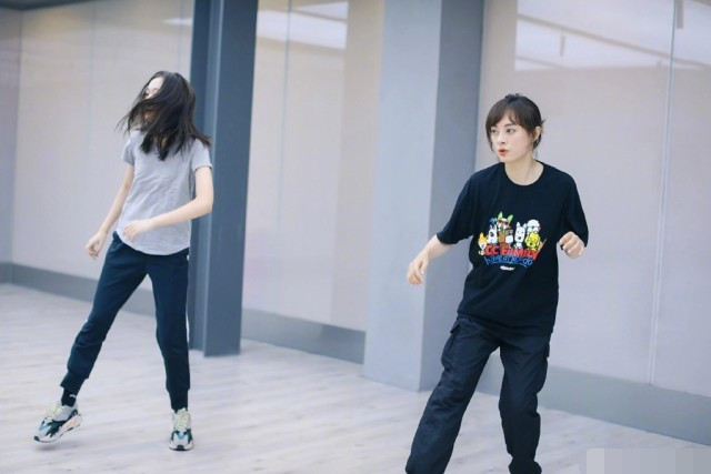 孙俪|孙俪再与妹妹跳舞，孙艳披头散发脸刷白，被吐槽体力不好缺韵律