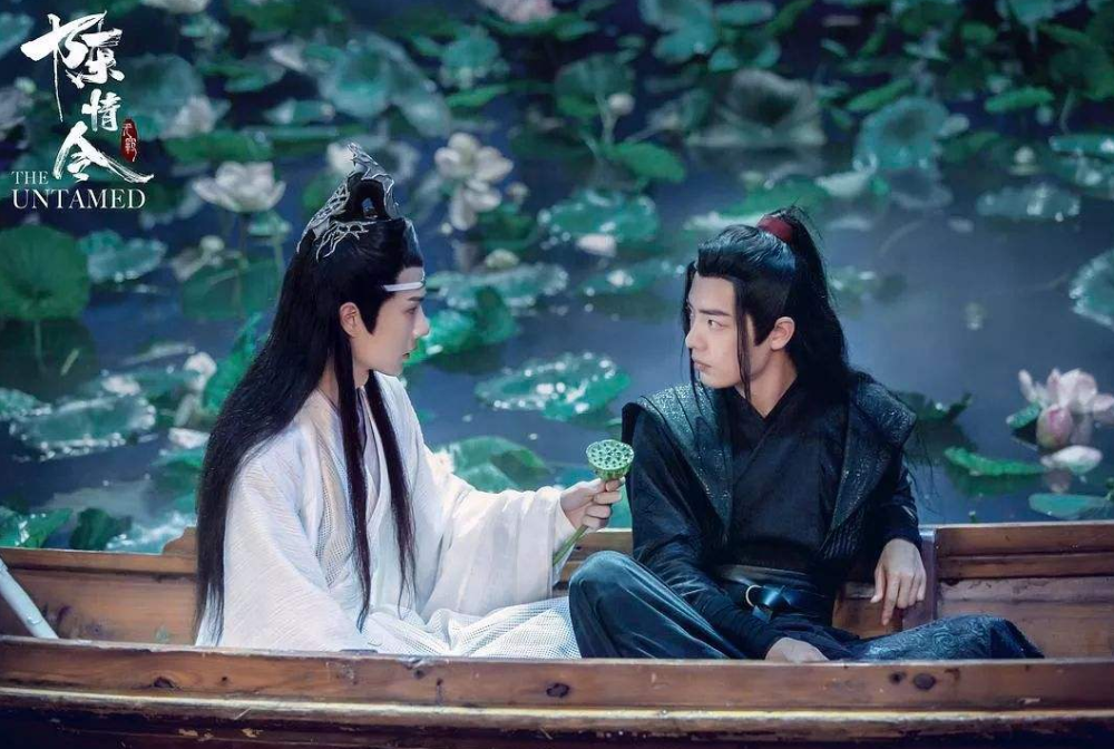 王一博|王一博被爆拿下金鹰节主持人身份，仅一年，他与肖战的差距就凸显