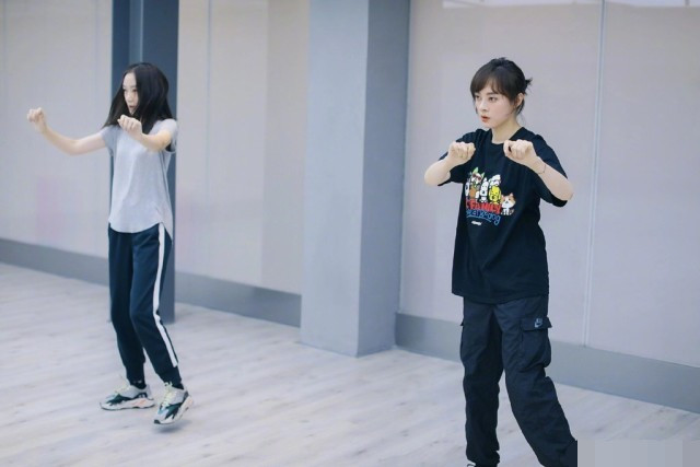 孙俪|孙俪再与妹妹跳舞，孙艳披头散发脸刷白，被吐槽体力不好缺韵律