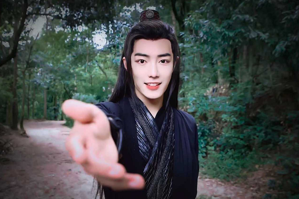 王一博|王一博被爆拿下金鹰节主持人身份，仅一年，他与肖战的差距就凸显