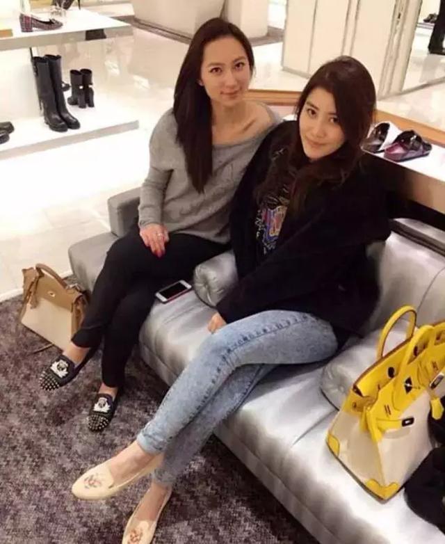 在香港名媛圈内也颇具知名度,林心儿,何超盈,严纪雯都是她的好闺蜜.