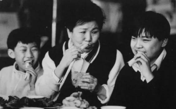 赵丽蓉|不是母子胜似母子，赵丽蓉临终时，为什么巩汉林不去送她最后一程