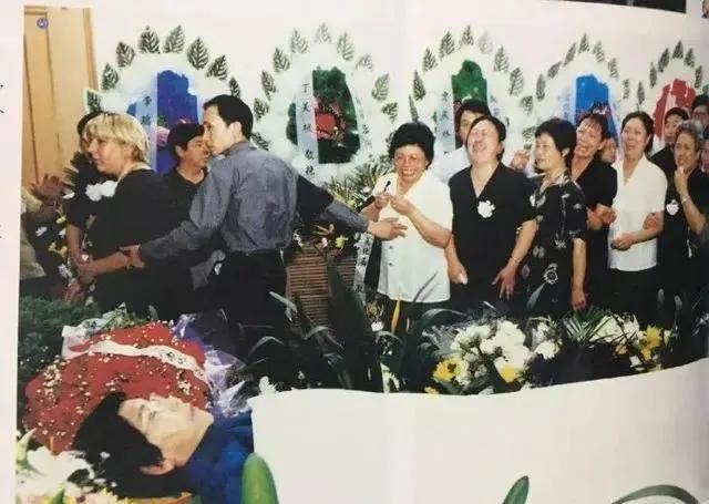 赵丽蓉|不是母子胜似母子，赵丽蓉临终时，为什么巩汉林不去送她最后一程