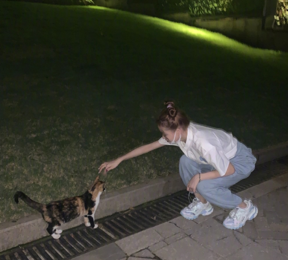 林小宅穿水银鞋,脚踝成关注点,终于明白她撩到18岁鲜肉的原因_腾讯