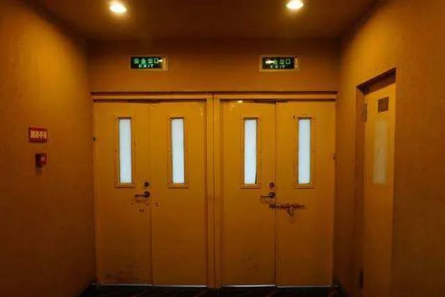 小伙伴们在去电影院时要留意疏散通道和安全出口的位置,牢记安全疏散