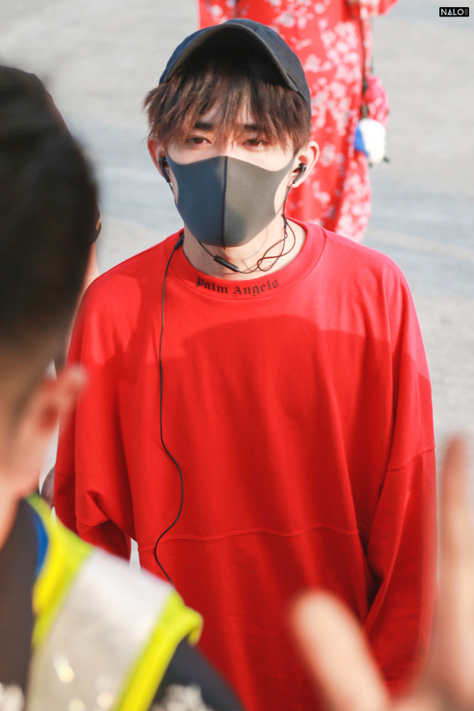 易烊千玺|易烊千玺颜值遭质疑，网友发布他的脸部比例图，公认黄金比例脸