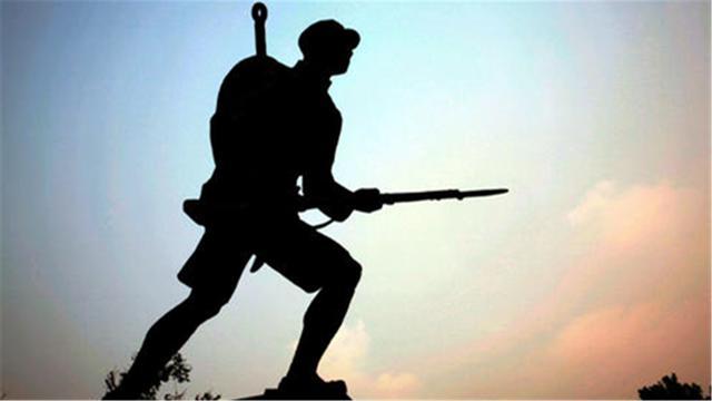 在抗日战争中,活跃着这样一群身影,他们背影瘦弱,甚至显得有些矮小,这