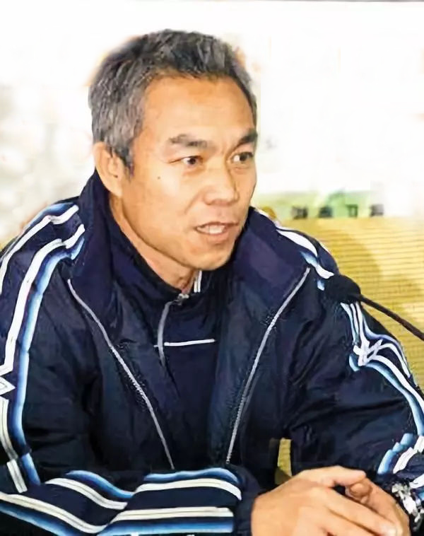 朱波从未在家乡踢球的大连后卫引爆深圳球市的前国足队长