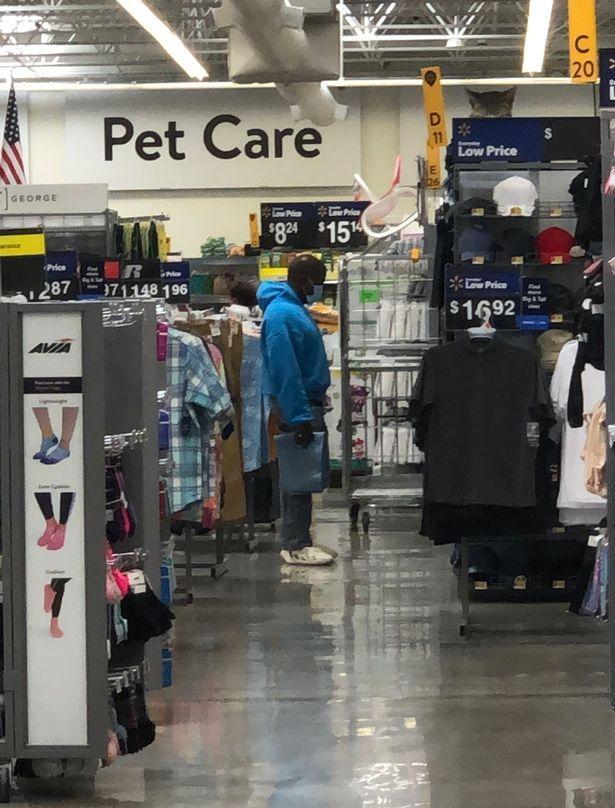 坎耶·韦斯特|侃爷上超市给孩子买衣服，看起来不像卡戴珊说的，是个病人