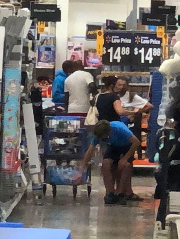 坎耶·韦斯特|侃爷上超市给孩子买衣服，看起来不像卡戴珊说的，是个病人