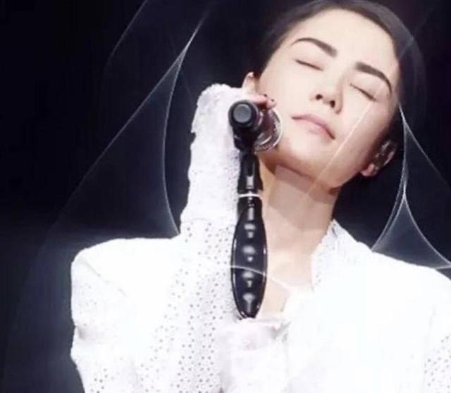 王菲|王菲14岁女儿喝红酒，引网友热议，入读贵族学校每年85万学费