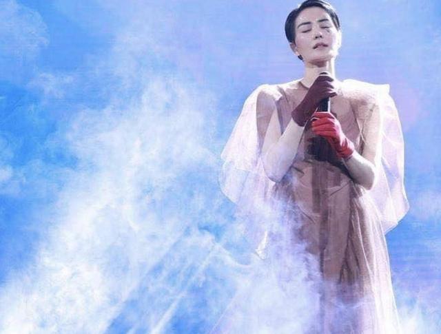 王菲|王菲14岁女儿喝红酒，引网友热议，入读贵族学校每年85万学费