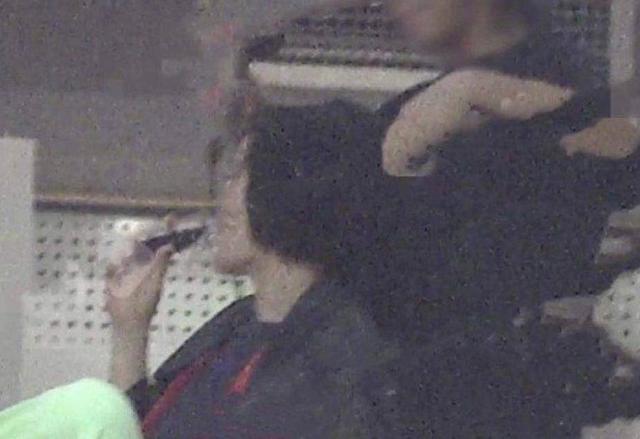 王菲|王菲14岁女儿喝红酒，引网友热议，入读贵族学校每年85万学费