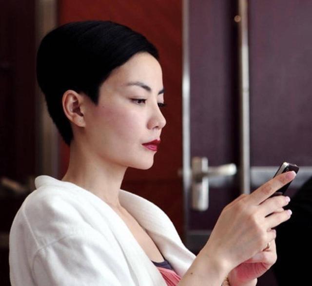 王菲|王菲14岁女儿喝红酒，引网友热议，入读贵族学校每年85万学费