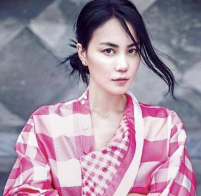 王菲|王菲14岁女儿喝红酒，引网友热议，入读贵族学校每年85万学费