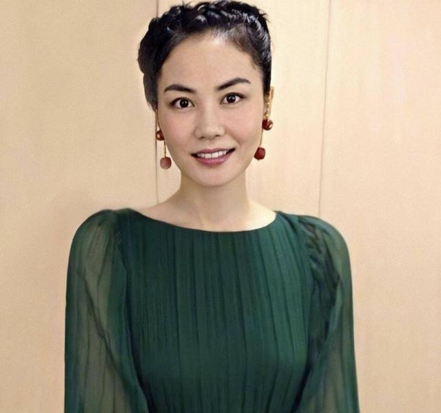 王菲|王菲14岁女儿喝红酒，引网友热议，入读贵族学校每年85万学费