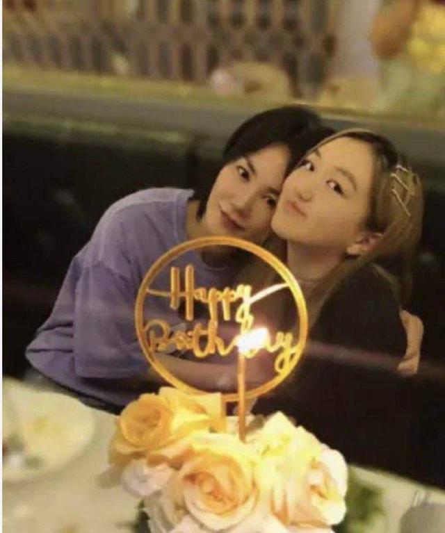 王菲|王菲14岁女儿喝红酒，引网友热议，入读贵族学校每年85万学费