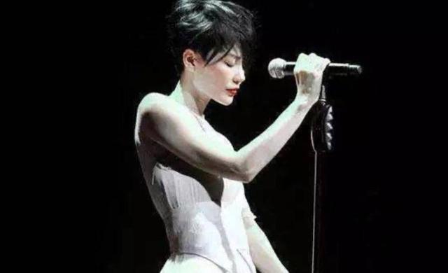 王菲|王菲14岁女儿喝红酒，引网友热议，入读贵族学校每年85万学费