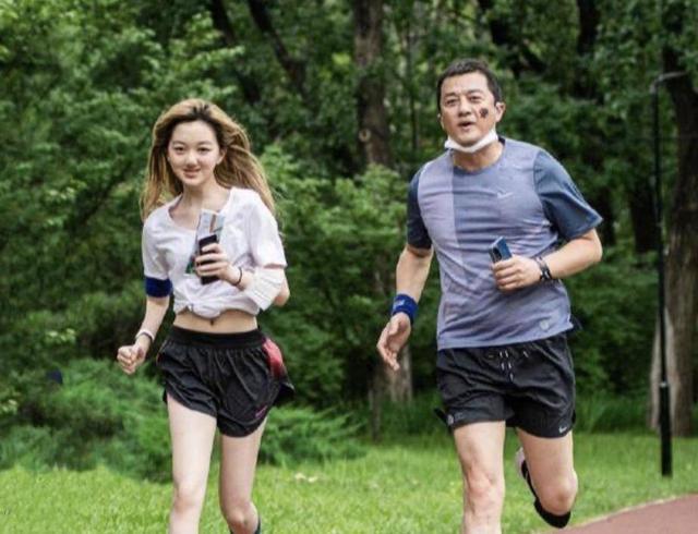 王菲|王菲14岁女儿喝红酒，引网友热议，入读贵族学校每年85万学费